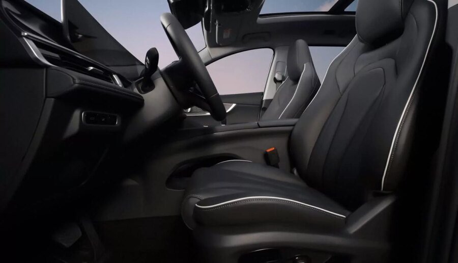 Renting Coches Baratos Ebro S700 1.6 TGDI Luxury 7 DCT Gris, Blanco / Negro